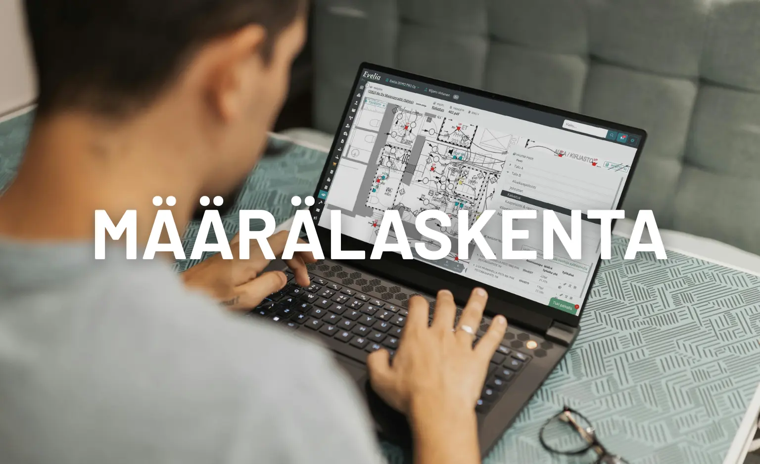 Urakoitsija tekee määrälaskentaa, jonka Evelia-ohjelmisto ratkaisee.