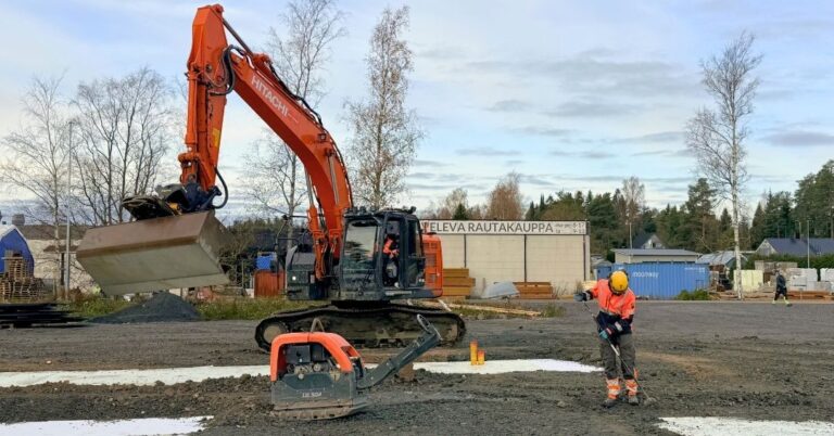 2025-10 - Kaivuuliike Mäkelä - Evelia - Työmaa - Kaivinkone - Työmies