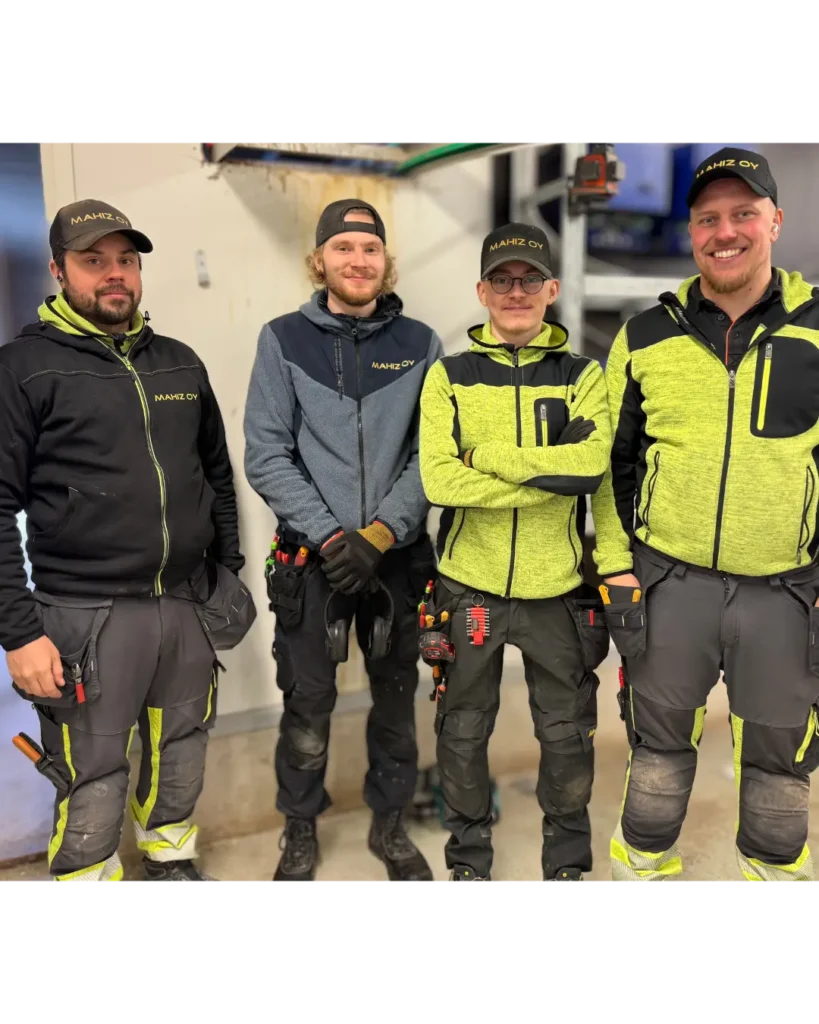 Sähköurakoitsija Mahiz Oy:n yrittäjä työympäristössään, kuvastaen Evelian asiakasta, joka on vapautunut "älyttömästä käsityömäärästä" ja tekee nyt töitä kentällä.