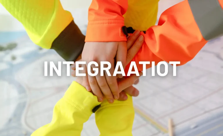 Helppokäyttöinen Evelia-toiminnanohjausjärjestelmä käytössä tietokoneella ja mobiilisovelluksella työmaalla.