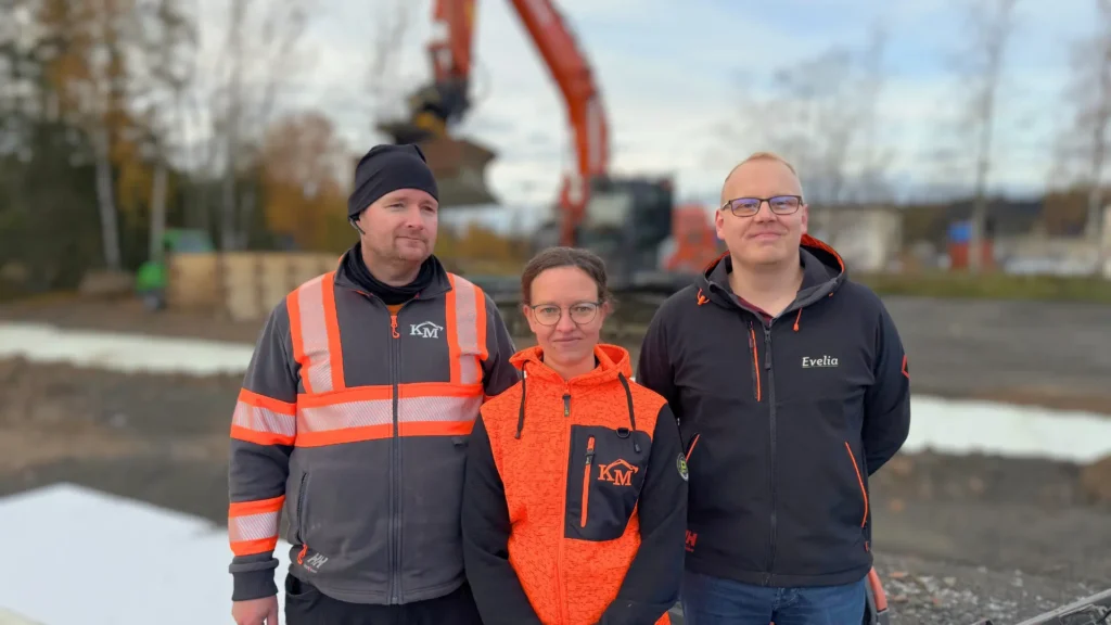 Kaivuuliike Mäkelän Lassi ja Jenna Mäkelä kertovat Evelian Viljami Virtaselle, kuinka sähköinen toiminnanohjaus on sujuvoittanut maanrakennusarkea.