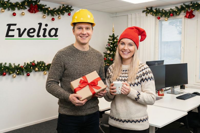 Hymyilevä Evelian työntekijä rakennusalan yrittäjä suosittelukampanjaa. Potissa 40 euron lahjakortteja.