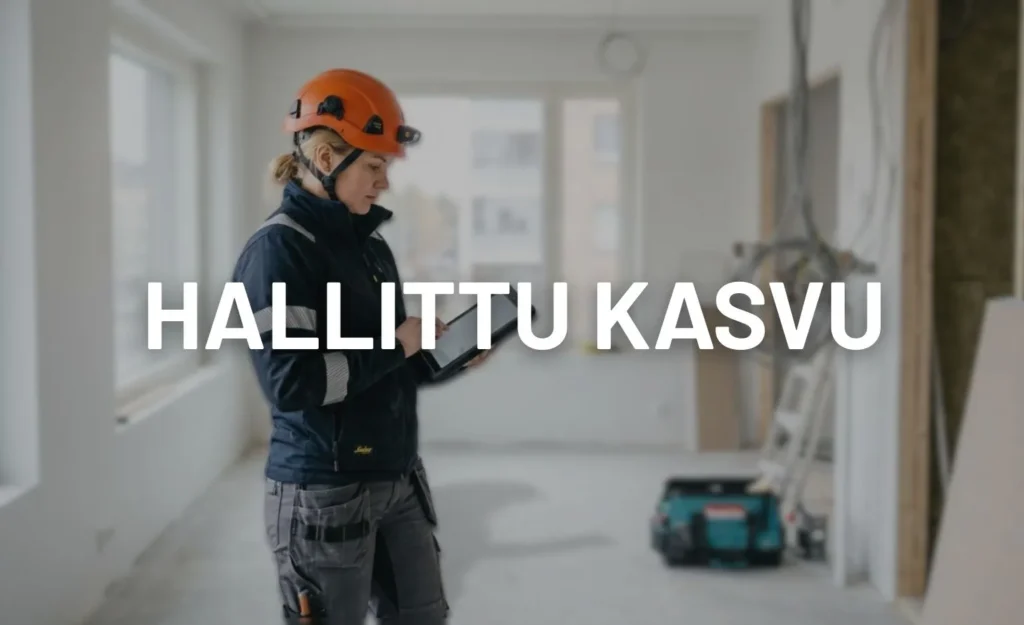 Sähköasentaja käyttää tablettia työmaalla – kevyt ERP ja työnohjaus talotekniikkayritykselle