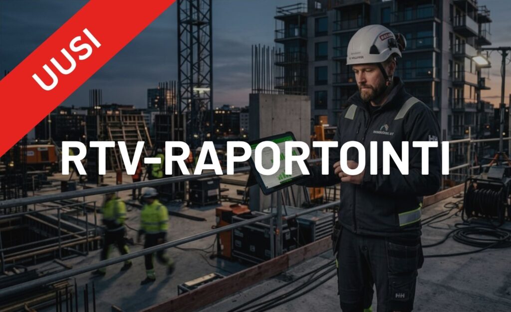 Rakennustyömaalla seisova kypäräpäinen työntekijä tarkastelee tablettia keskeneräisen kerrostalokohteen edessä hämärässä.