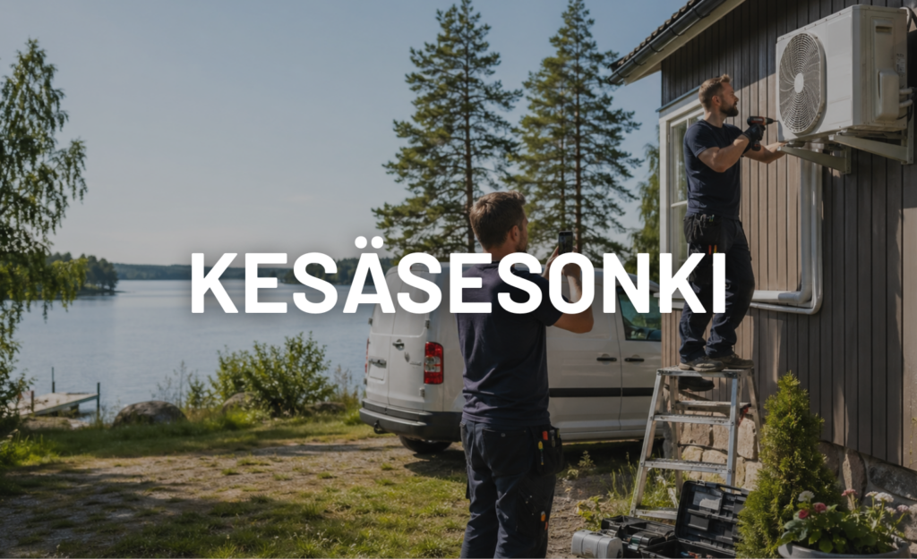 Kaksi asentajaa asentaa ilmalämpöpumpun ulkoyksikköä mökin seinään aurinkoisena kesäpäivänä järvimaiseman äärellä. Toinen asentaja dokumentoi työn älypuhelimella ja vieressä on pakettiauto.