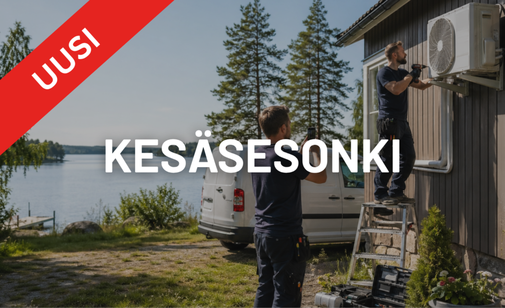 Kaksi asentajaa asentaa ilmalämpöpumpun ulkoyksikköä mökin seinään aurinkoisena kesäpäivänä järvimaiseman äärellä. Toinen asentaja dokumentoi työn älypuhelimella ja vieressä on pakettiauto.