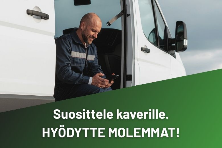 Suosittele kaverille – hyödytte molemmat. Yrittäjä istuu pakettiauton ovella ja lähettää suosittelun puhelimellaan.