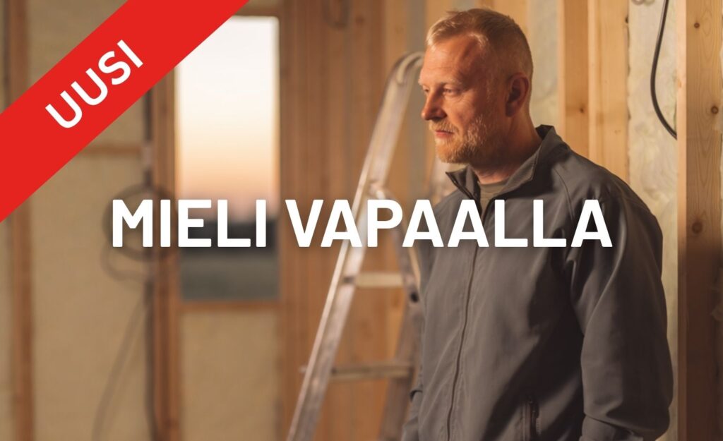 Rakennusalan yrittäjä pohtii viikon töitä keskeneräisen talon sisällä iltavalossa, taustalla puurunkoseinät ja tikkaat. Kuvassa teksti: Sunnuntaiahdistus?