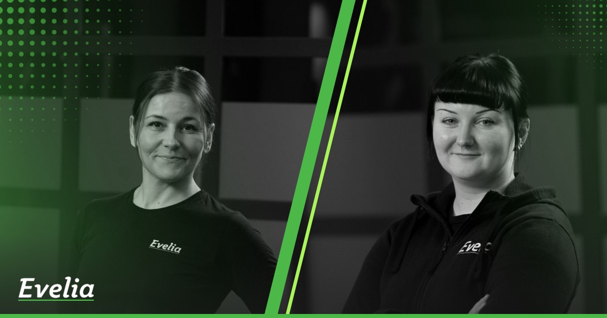 Kaksi Evelian työntekijää Evelia-paidoissa tummalla taustalla